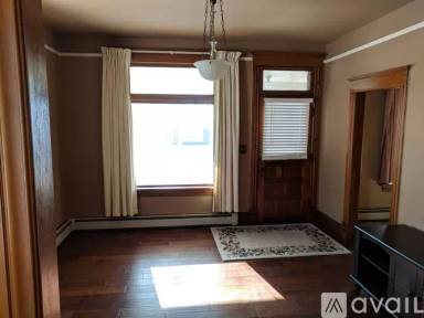Main picture of 1121 W Silver St