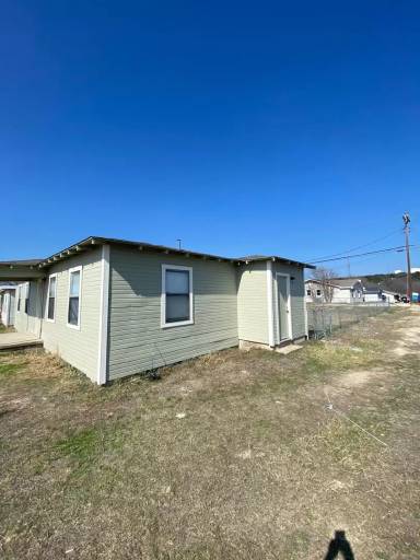 Main picture of 704 W Avenue B