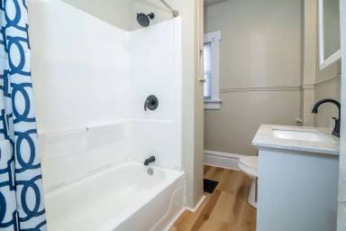 Main picture of 402 Woodland Ave