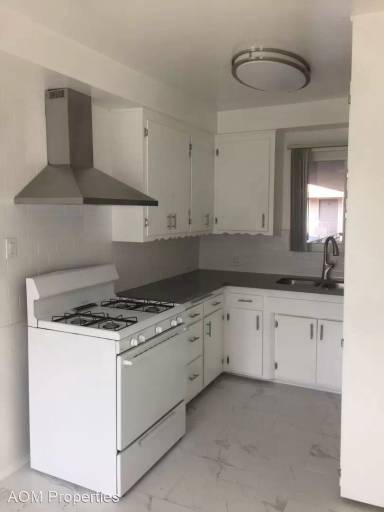 Main picture of 228 S Mariposa Ave