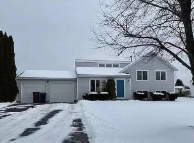 Main picture of 42 Loyalist Ave