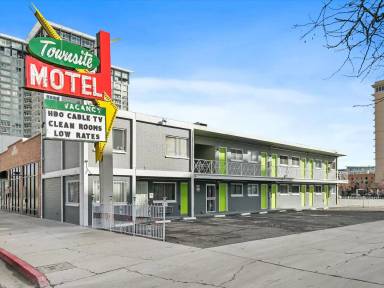 Main picture of 250 W Commercial Row