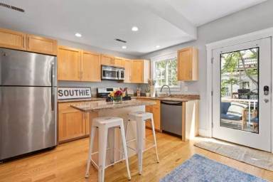 Main picture of 144 W 8th St