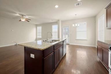 Main picture of 39405 Legacy Lake Dr