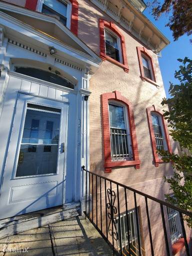 Main picture of 218 Warburton Ave