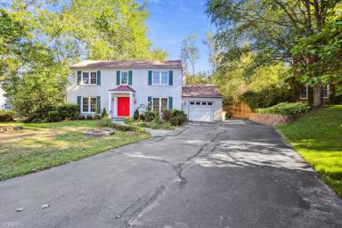 Main picture of 6 Starlight Ct