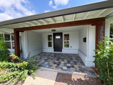 Main picture of 2555 W Kings Hwy