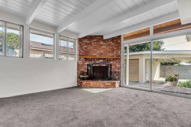 Main picture of 6120 E Walton St