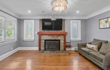Main picture of 615 E 5th St