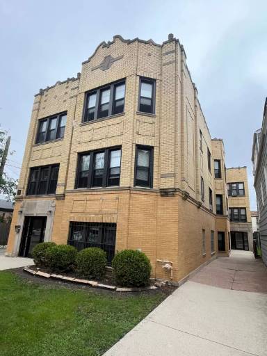 Main picture of 2046 W Berteau Ave