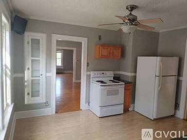 Main picture of 221 Quaker Ln S