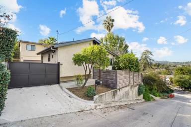 Main picture of 4762 Charters Ave