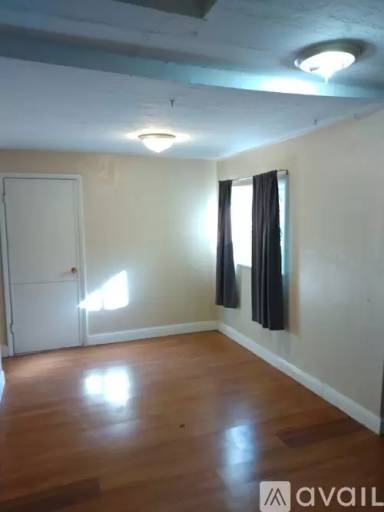 Main picture of 155 E 7th St