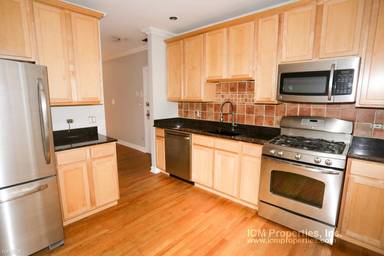 Main picture of 628-34 W Roscoe St