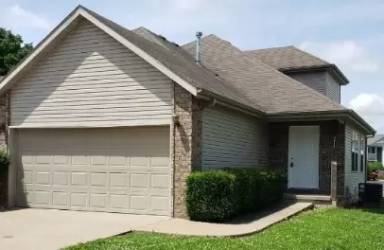 Main picture of 206 Village Ct