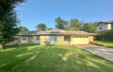 Main picture of 1015 S 66th St