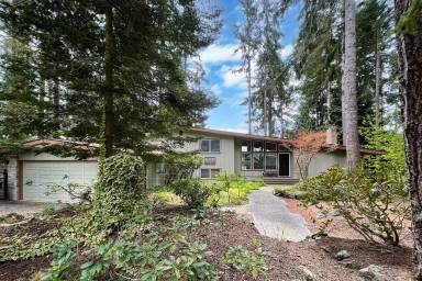 Main picture of 590 Ridge View Dr