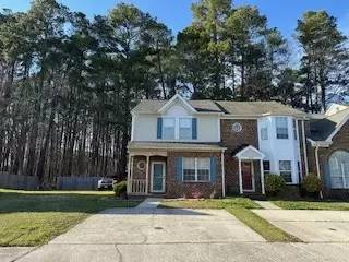 Main picture of 916 S Lake Cir