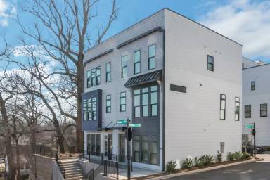Main picture of 728 Eloise Way SE
