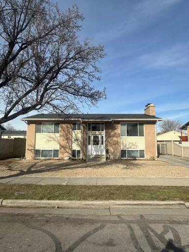 Main picture of 1416 W Harris Ave