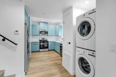 Main picture of 4442 Turquoise St