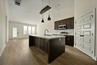 Main picture of 109 E Pine St