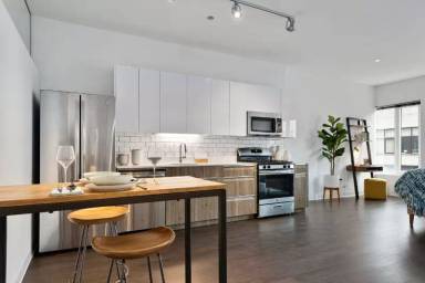 Main picture of 1940 N Milwaukee Ave