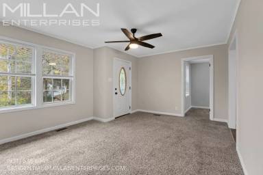 Main picture of 702 Woodlawn Dr