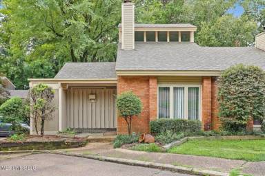 Main picture of 200 Woodgreen Dr