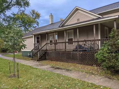 Main picture of 944 1/2 Washington Ave