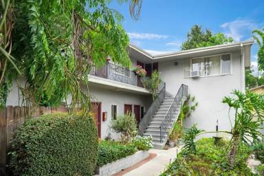 Main picture of 2330 N Beachwood Dr