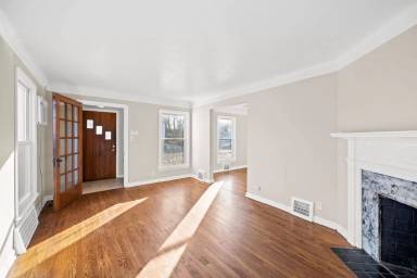 Main picture of 304 E 248th St