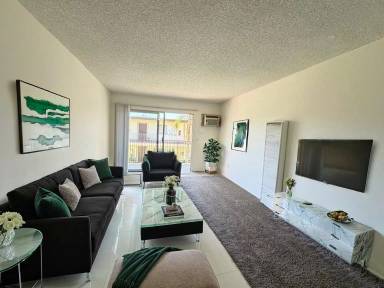 Main picture of 1535 E Canfield Ln
