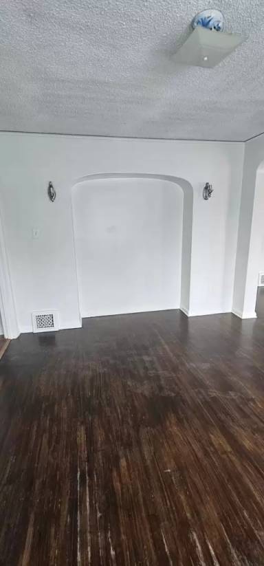Main picture of 3368 Strong St