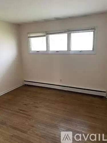 Main picture of 4633 Lake Ave
