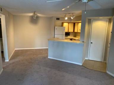 Main picture of 4560 Commander Dr