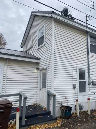 Main picture of 105 S 2nd St