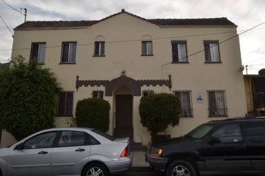 Main picture of 2404 S Budlong Ave
