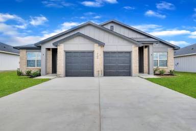 Main picture of Reynolds Crossing Duplexes