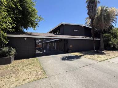 Main picture of 423 W 21st St