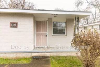 Main picture of 1104 N Hawthorne St