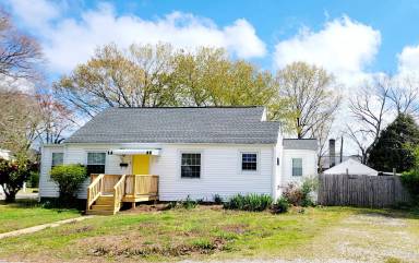 Main picture of 4 Howard Ct