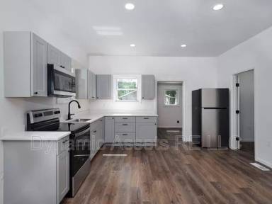 Main picture of 652 E 21st St