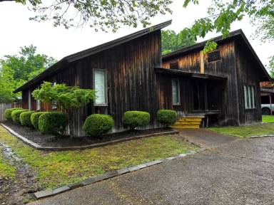 Main picture of 405 E Charles St