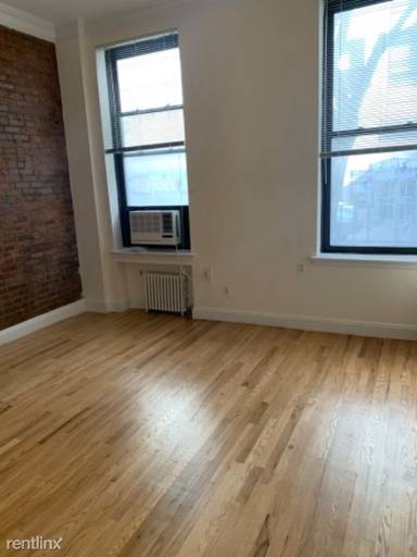 Main picture of 210 E 24th St