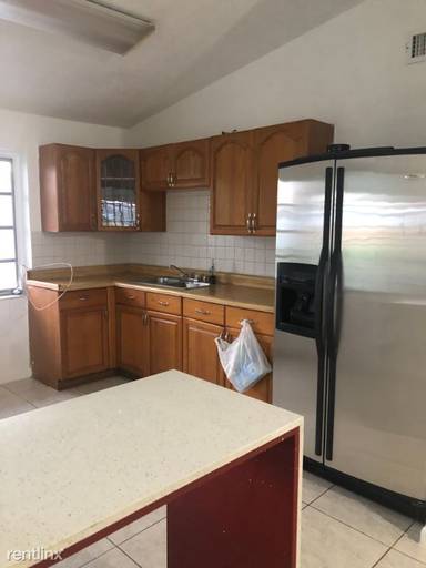Main picture of 830 SE 5th Pl