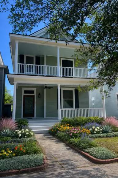 Main picture of 718 E Henry St