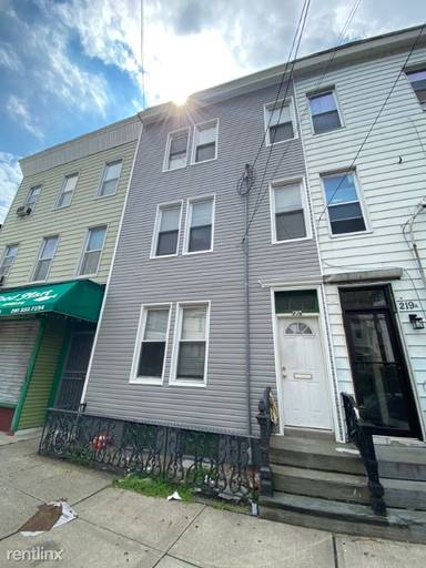 Main picture of 219 Summit Ave