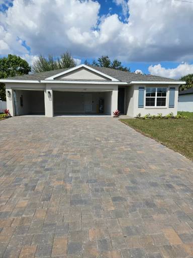 Main picture of 707 NW 7th Ave