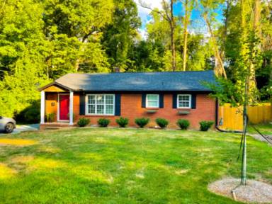 Main picture of 1016 Hickory Nut St